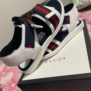 Girls Gucci sandal size 30 (12.5)